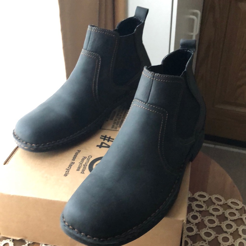 Men’s boots new without tags